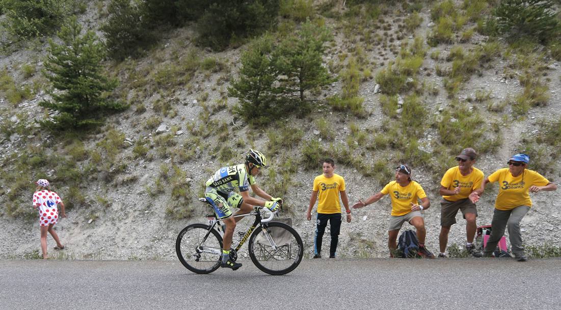 Guai per Contador vittima di un problema meccanico e di una caduta sul Col d&#39;Allos. Ap